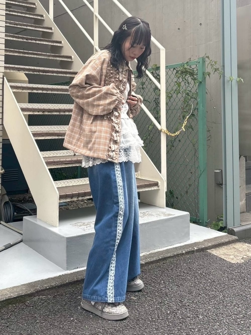 ブルー系のデニムパンツ、ホワイト系のTシャツ/カットソー、ベージュ系のノーカラージャケットを着用したレディースの秋コーディネートの3枚目の写真