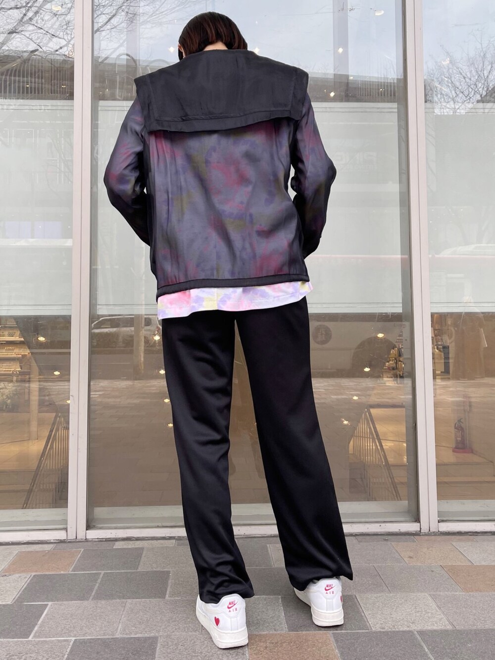 ブラック系のその他パンツ、ブラック系のその他アウター、ピンク系のTシャツ/カットソーを着用したレディースの春コーディネートの3枚目の写真
