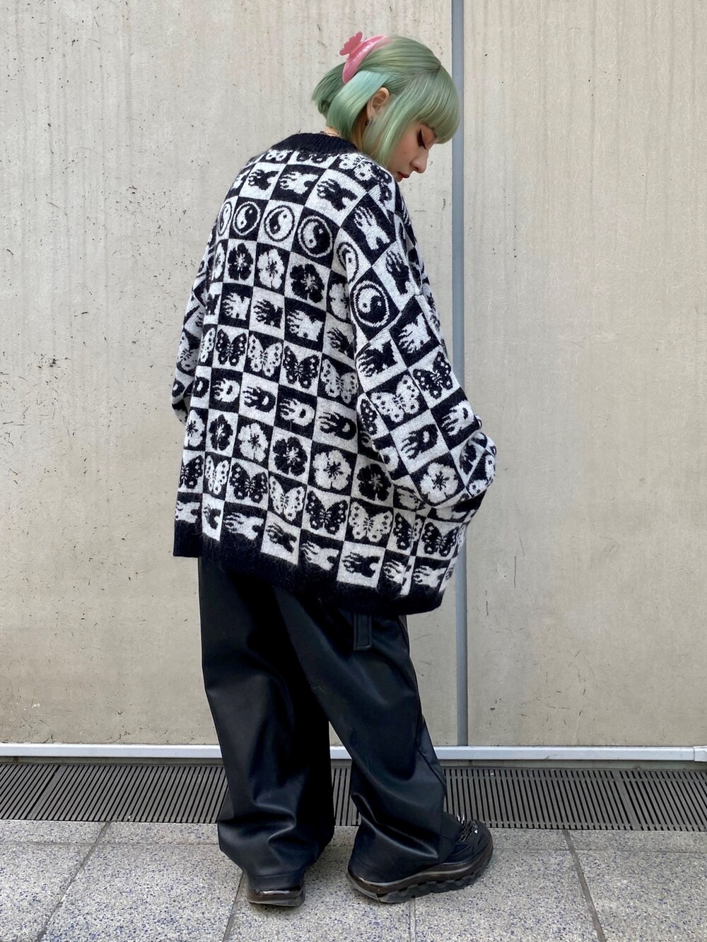 ブラック系のサロペット/オーバーオール、ブラック系のカーディガン/ボレロを着用したレディースの冬コーディネートの3枚目の写真