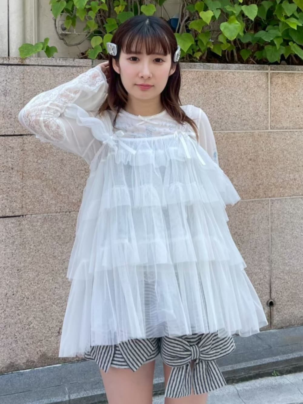 ブラック系のその他パンツ、ホワイト系のTシャツ/カットソー、ホワイト系のその他トップスを着用したレディースの夏コーディネートの4枚目の写真