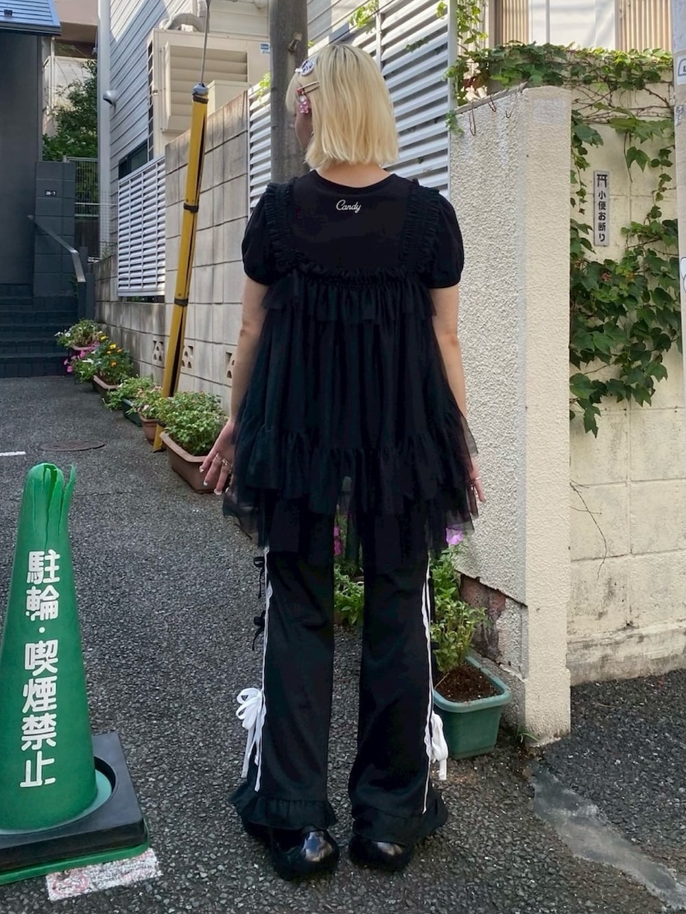 ブラック系のその他パンツ、ブラック系のその他トップス、ブラック系のTシャツ/カットソーを着用したレディースの夏コーディネートの4枚目の写真