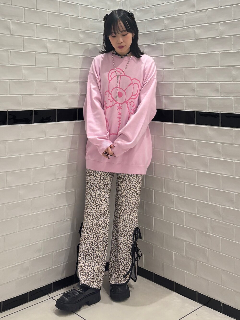 ブラック系のローファー、ベージュ系のその他パンツ、ピンク系のニット/セーターを着用したレディースの冬コーディネートの2枚目の写真