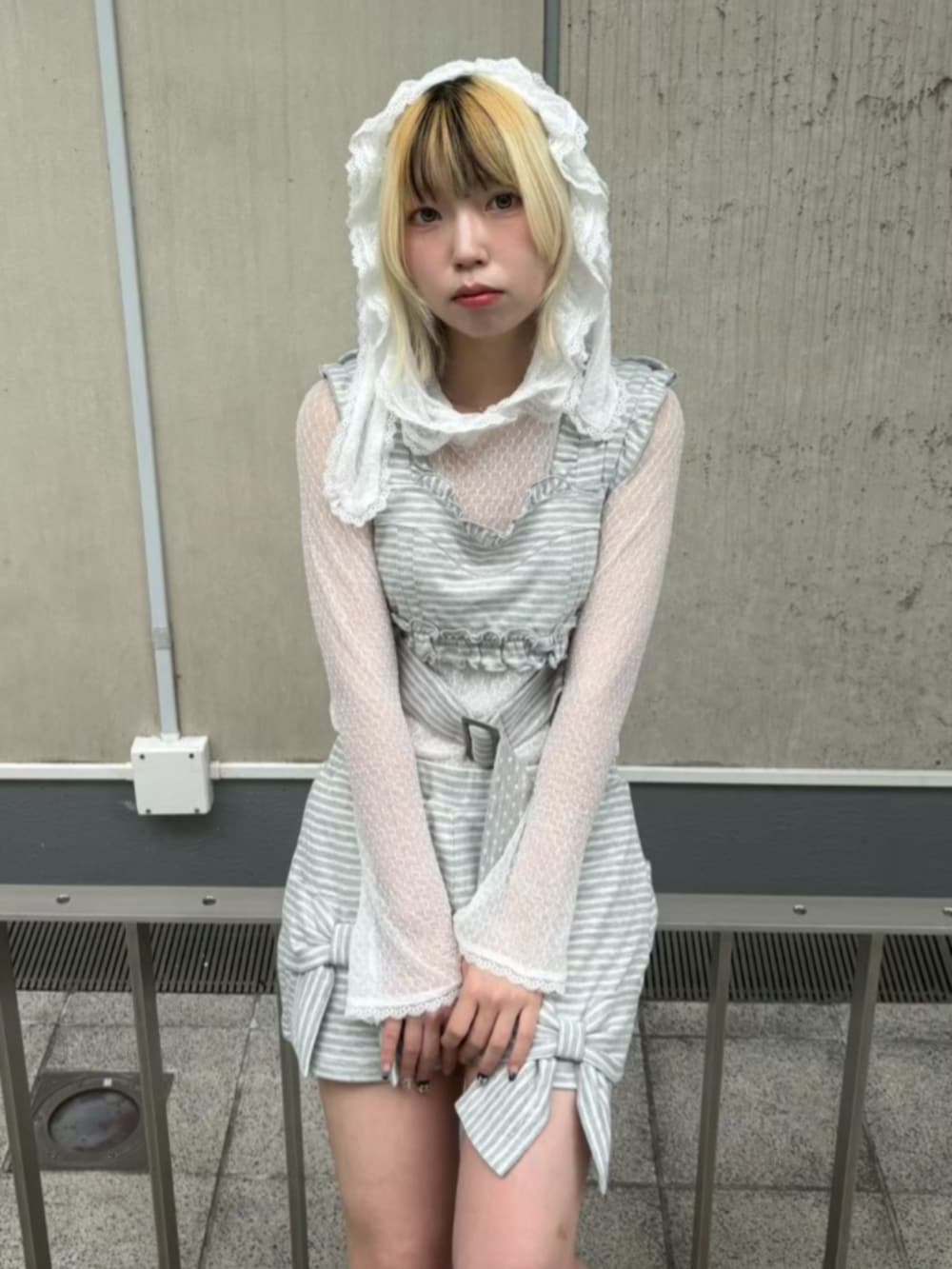 ホワイト系のTシャツ/カットソー、グレー系のTシャツ/カットソー、グレー系のその他パンツを着用したレディースの夏コーディネートの4枚目の写真