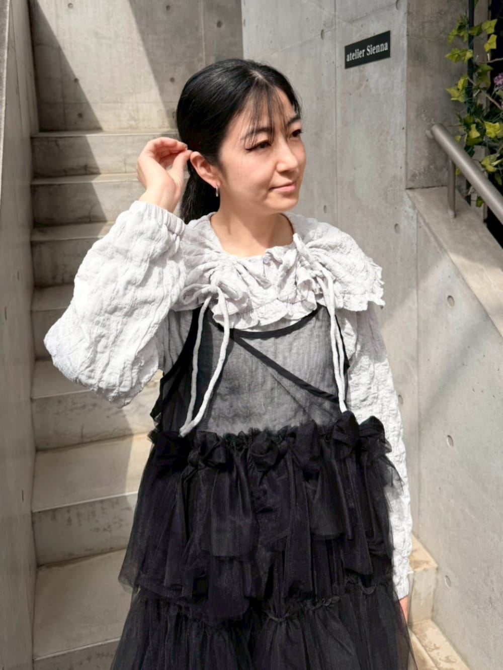 ブラック系のワンピース、グレー系のシャツ/ブラウスを着用したレディースの春コーディネートの4枚目の写真