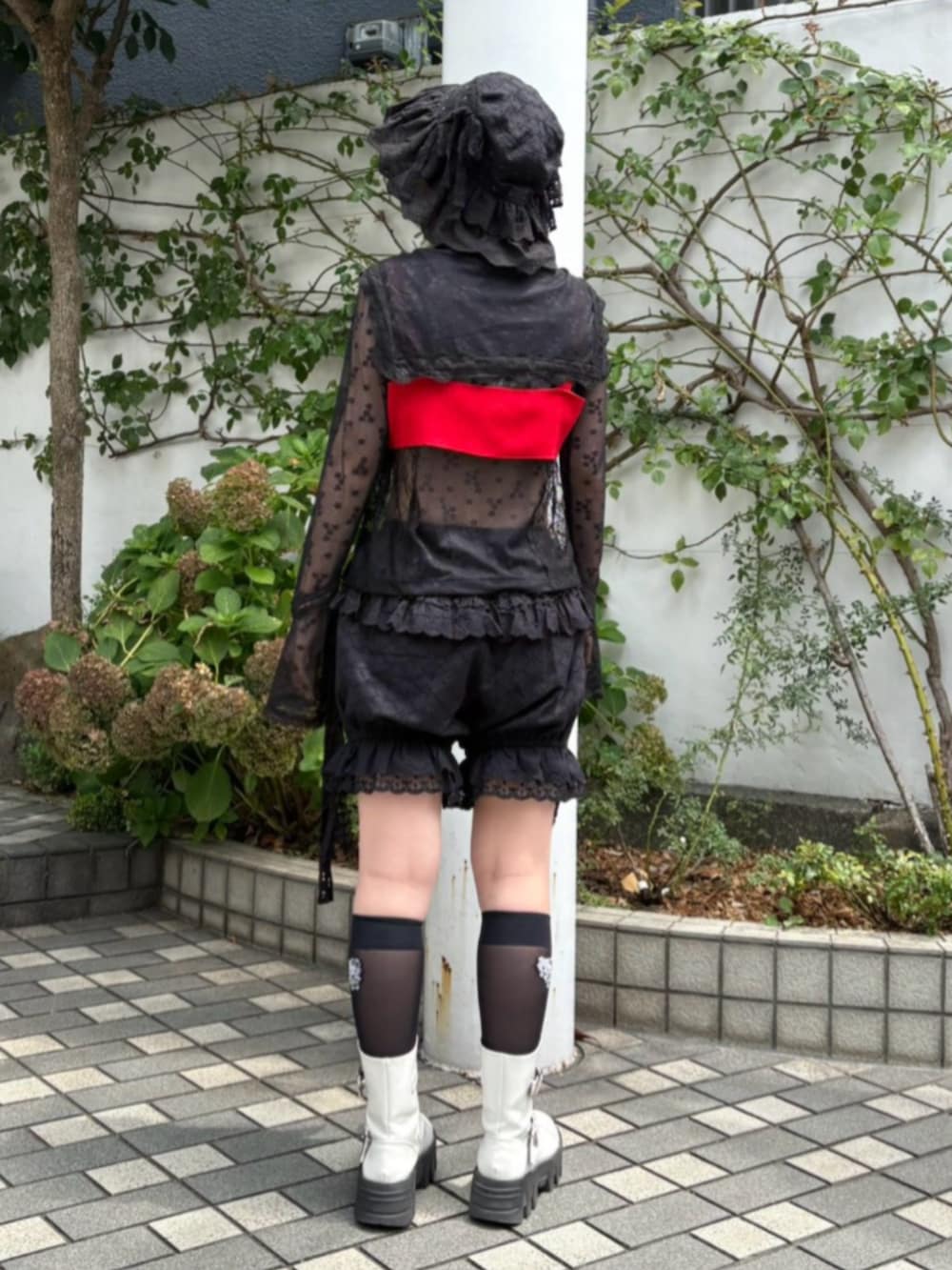 ブラック系のTシャツ/カットソー、ブラック系のその他パンツ、レッド系のその他トップスを着用したレディースの秋コーディネートの3枚目の写真