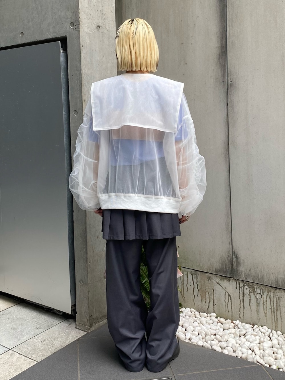 グレー系のその他パンツ、ブルー系のTシャツ/カットソー、ピンク系のその他トップスを着用したレディースの春コーディネートの5枚目の写真