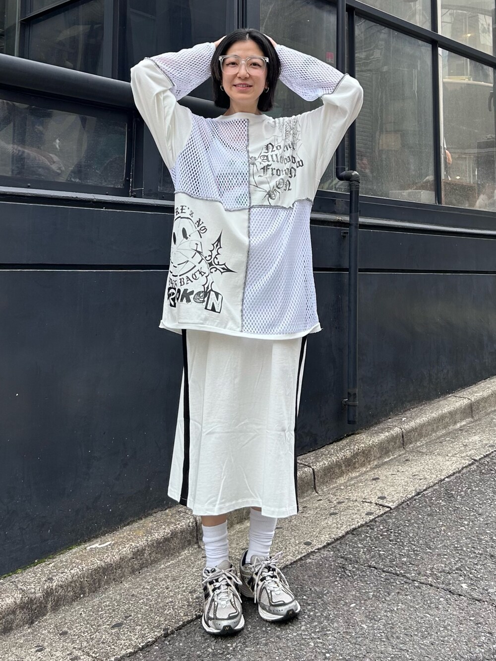 ホワイト系のワンピース、ホワイト系のTシャツ/カットソーを着用したレディースの夏コーディネートの4枚目の写真