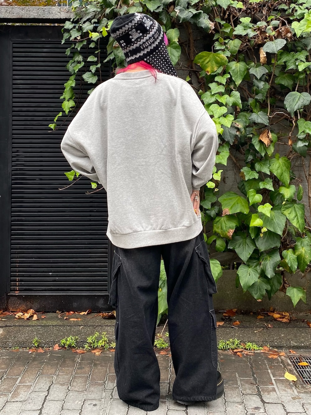 ブラック系のシューズ、ブラック系のデニムパンツ、グレー系のスウェットを着用したレディースの秋コーディネートの4枚目の写真