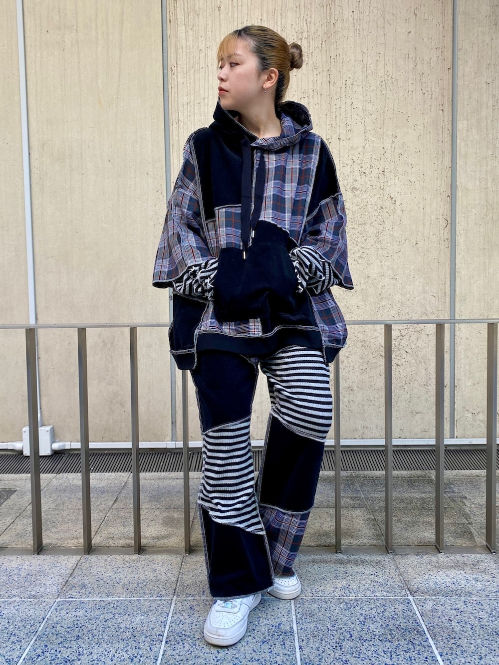 ブラック系のその他パンツ、ブラック系のパーカーを着用したレディースの秋コーディネートの2枚目の写真