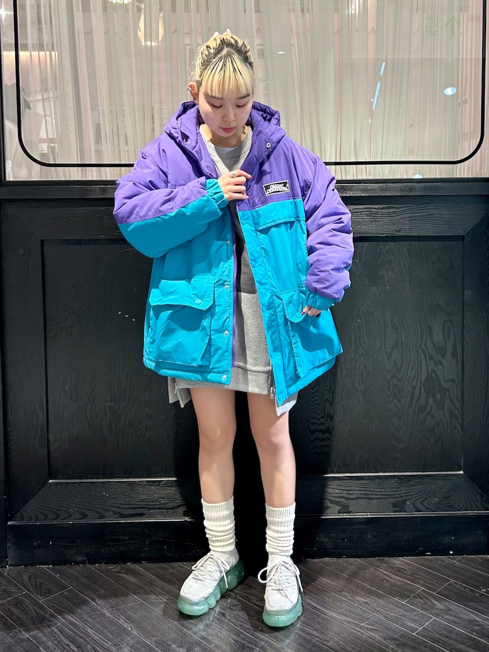 グレー系のスウェット、パープル系のダウンジャケット/コートを着用したレディースの冬コーディネートの2枚目の写真