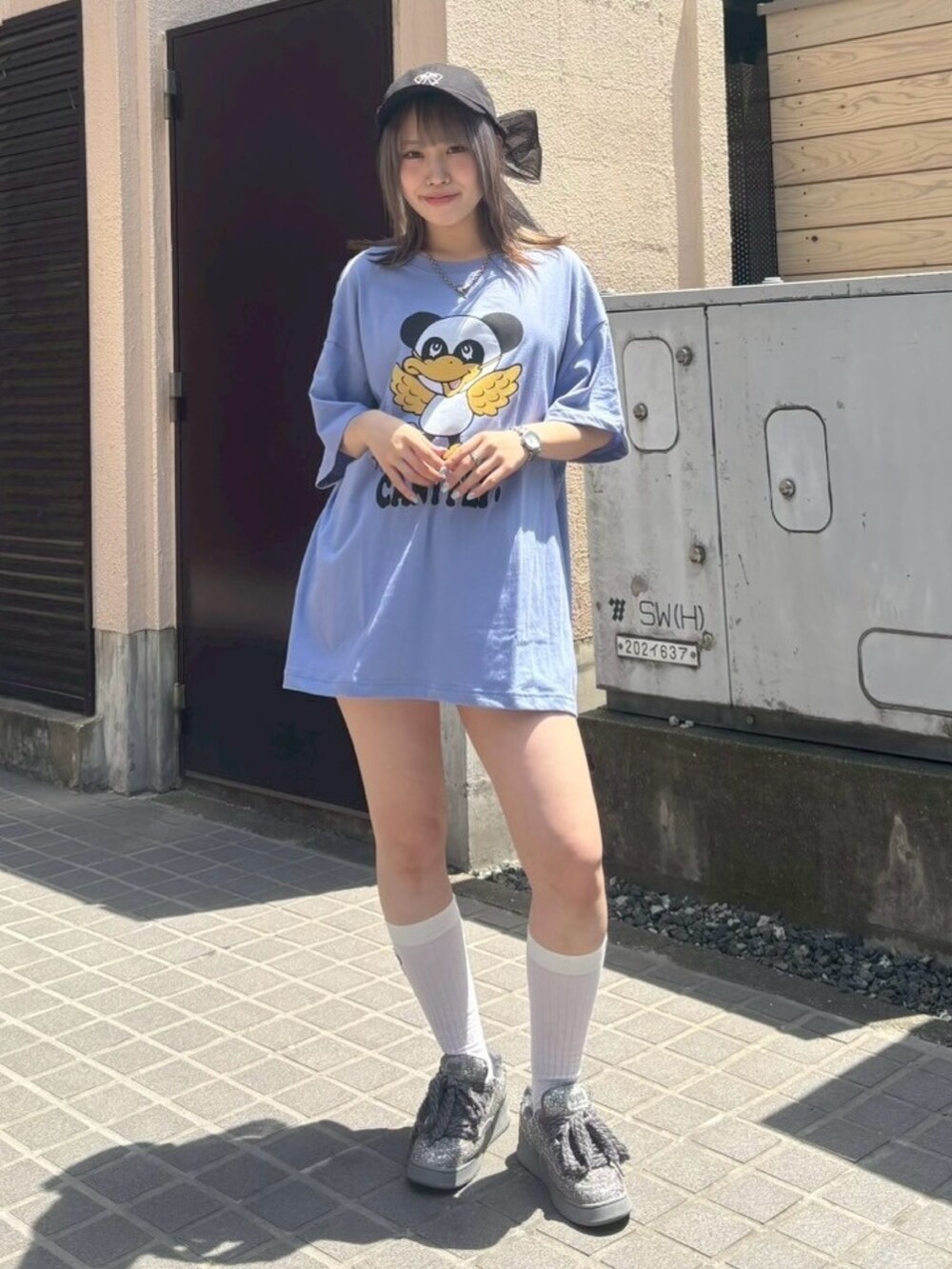 ブルー系のTシャツ/カットソー、ブラック系のキャップを着用したレディースの春コーディネートの3枚目の写真