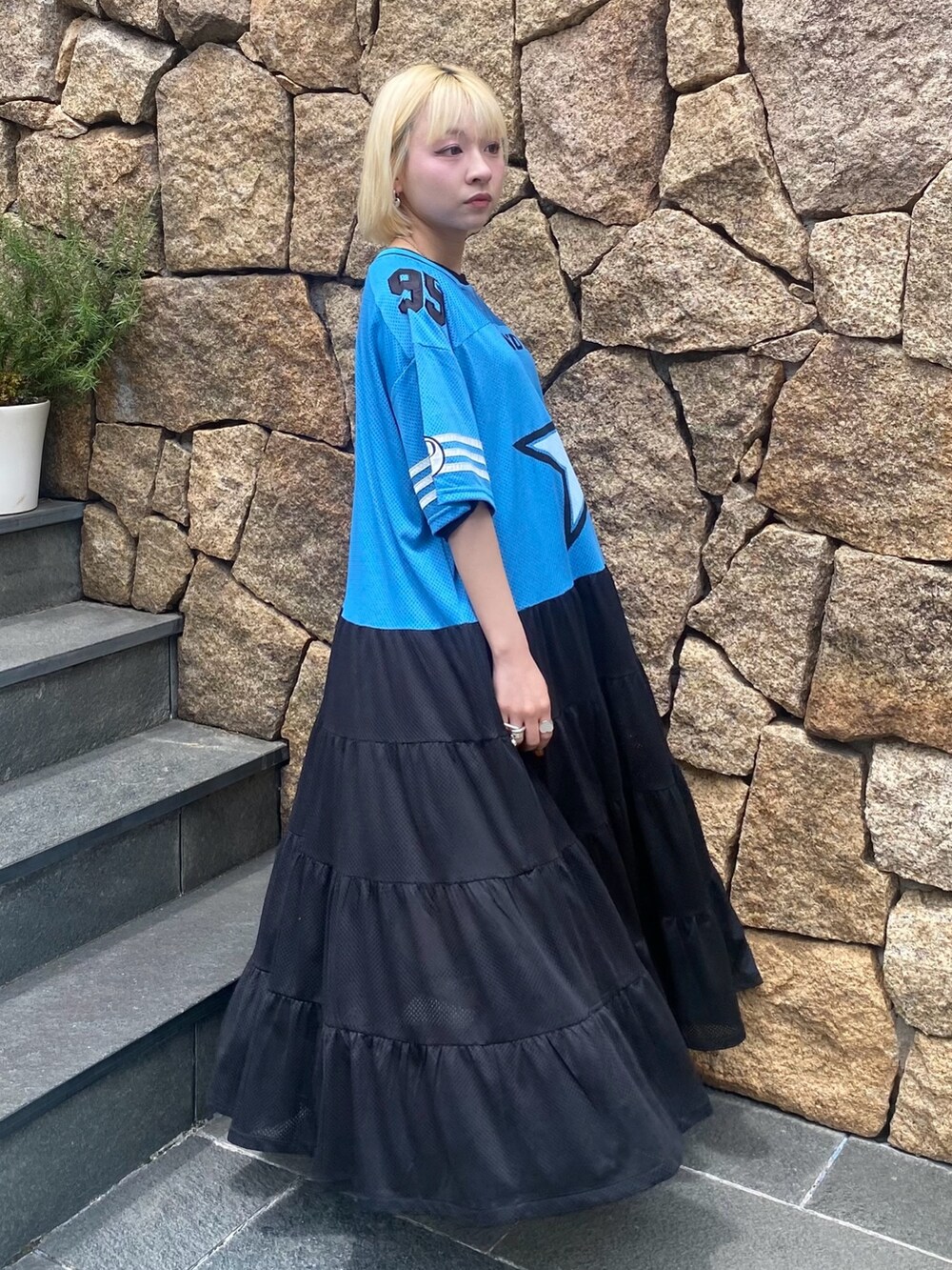 ブルー系のワンピースを着用したレディースの夏コーディネートの3枚目の写真