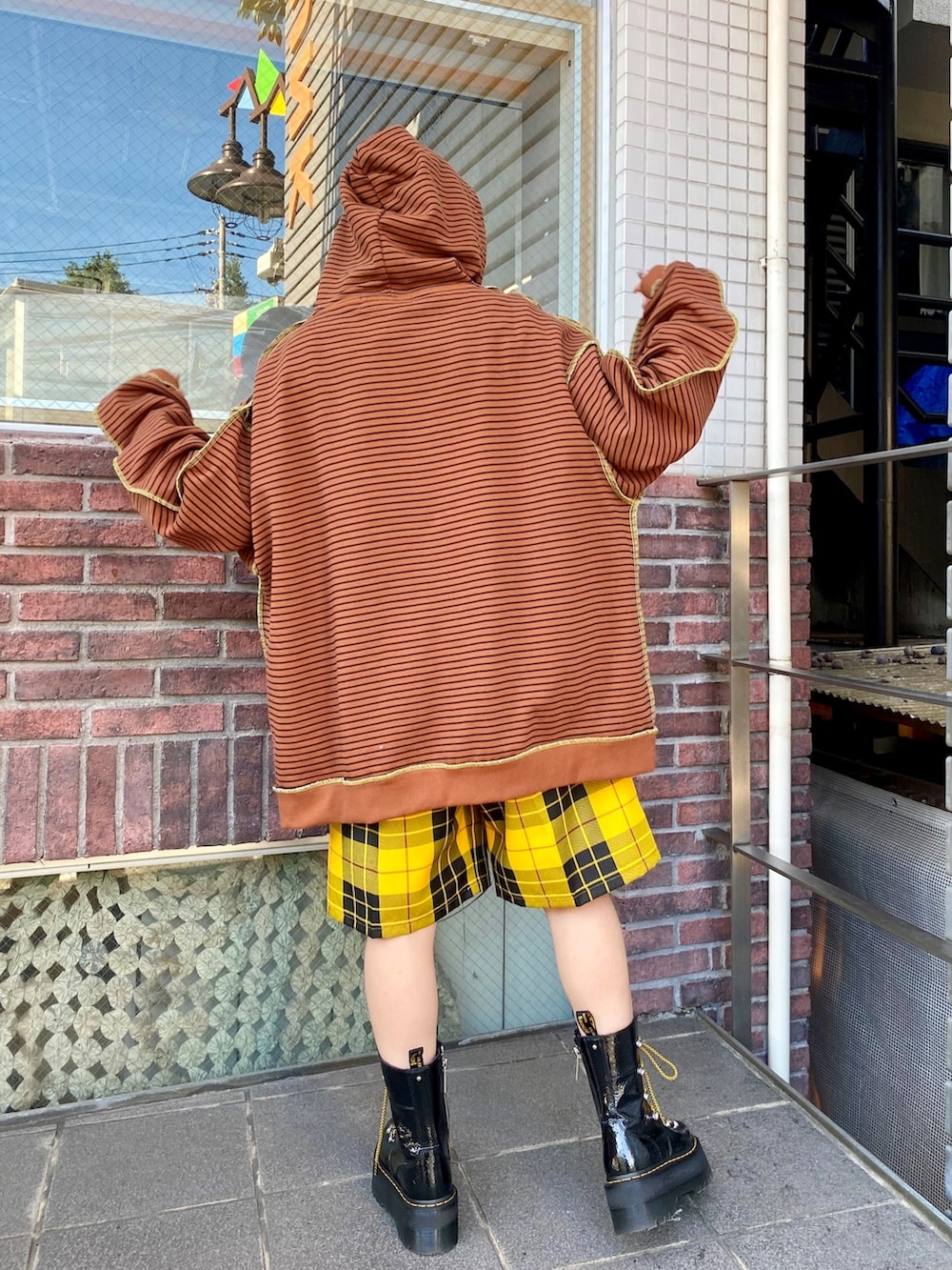 イエロー系のその他パンツ、ブラウン系のパーカーを着用したレディースの秋コーディネートの3枚目の写真