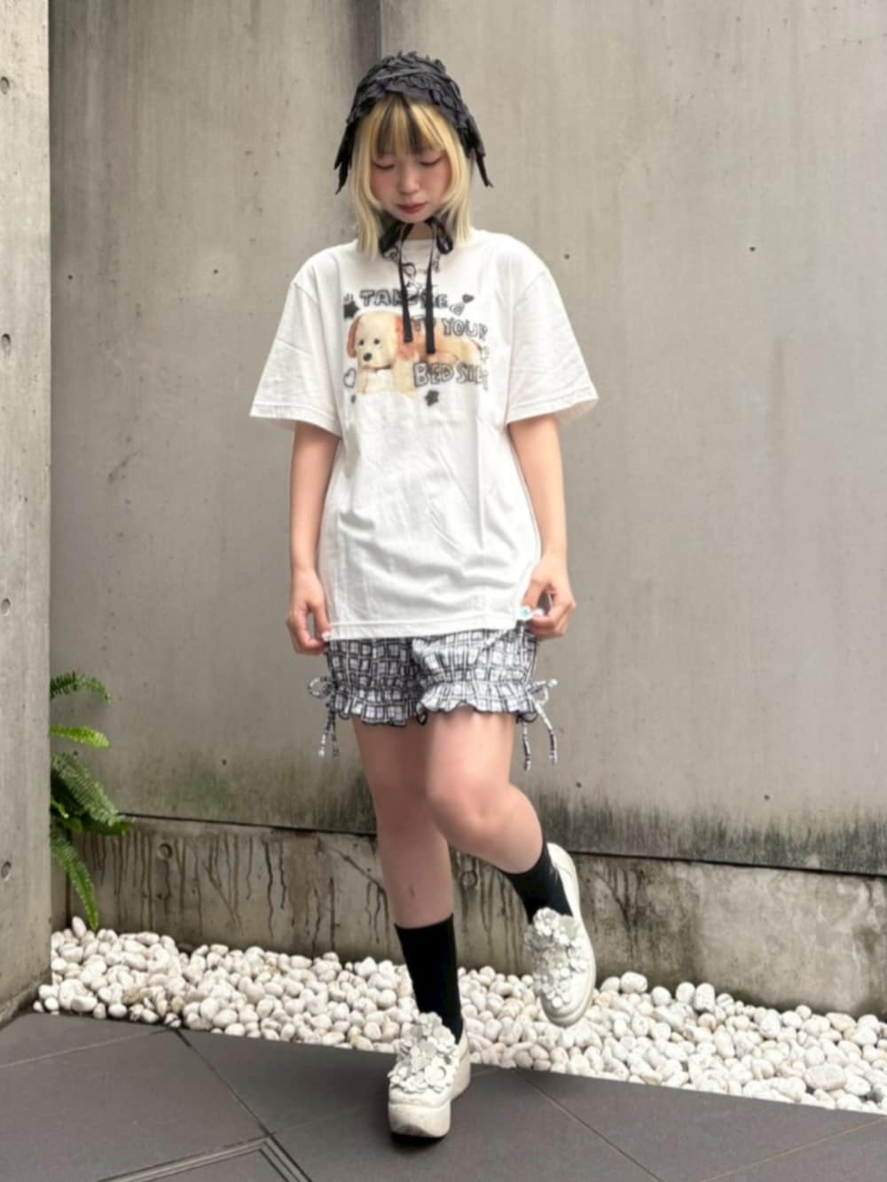 ホワイト系のTシャツ/カットソー、ブラック系のニットキャップ/ビーニー、ブラック系の水着を着用したレディースの夏コーディネートの2枚目の写真