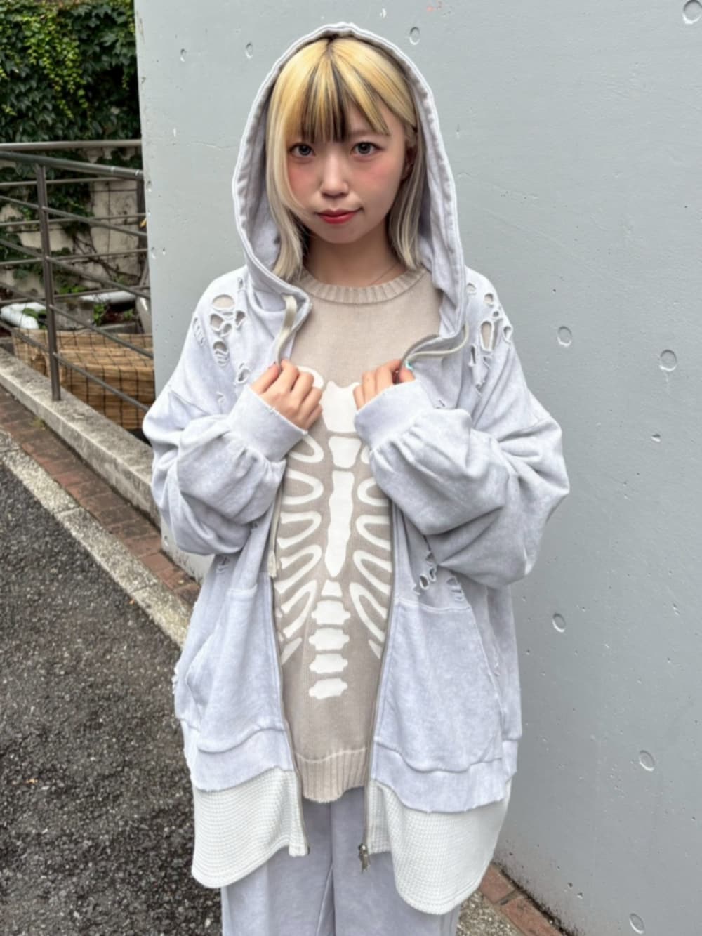 グレー系のパーカー、グレー系のスウェットパンツを着用したレディースの秋コーディネートの3枚目の写真