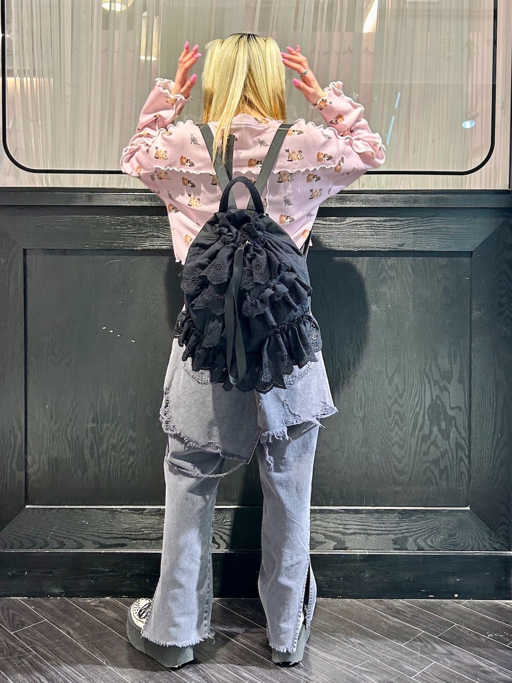 ピンク系のカーディガン/ボレロ、ピンク系のキャミソール、ブラック系のその他パンツを着用したレディースの春コーディネートの5枚目の写真