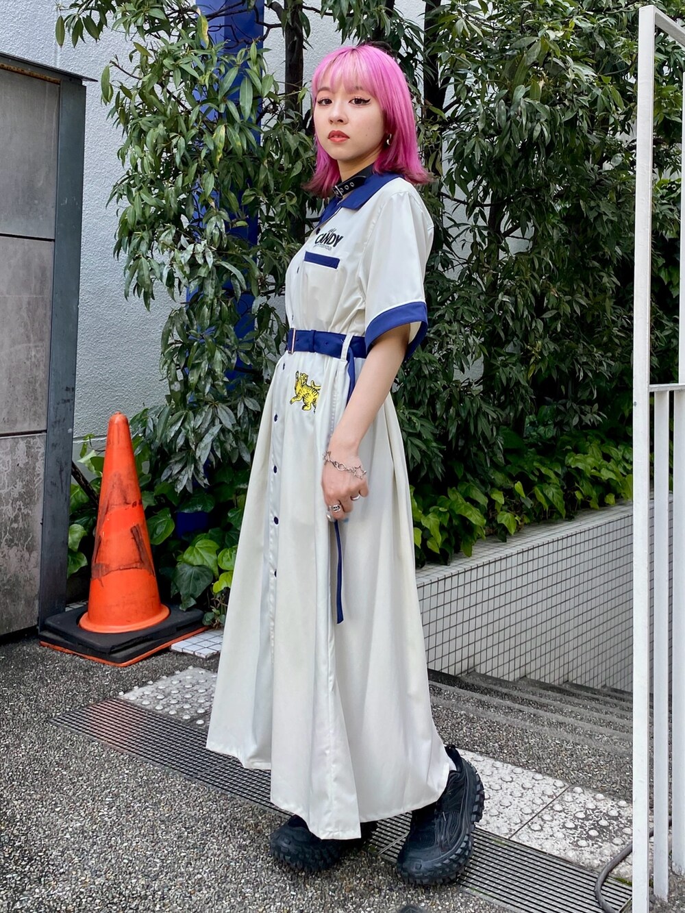 ホワイト系のシャツワンピース、ブラック系のチョーカーを着用したレディースの春コーディネートの2枚目の写真