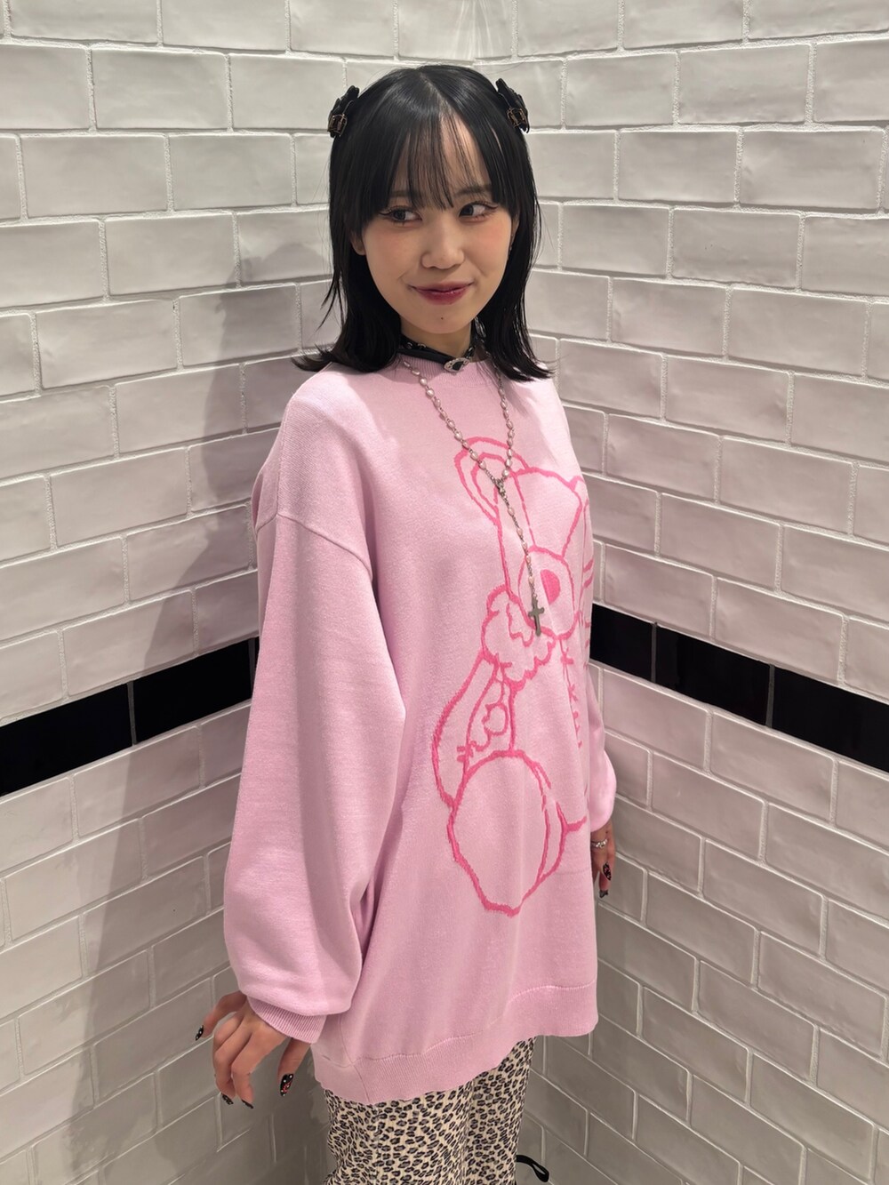 ブラック系のローファー、ベージュ系のその他パンツ、ピンク系のニット/セーターを着用したレディースの冬コーディネートの5枚目の写真