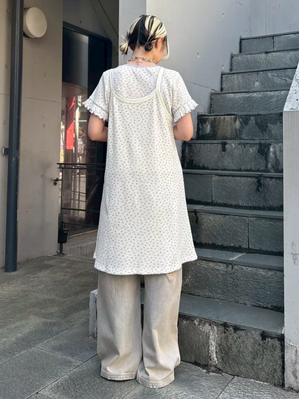 ブルー系のデニムパンツ、ホワイト系のTシャツ/カットソーを着用したレディースの夏コーディネートの3枚目の写真