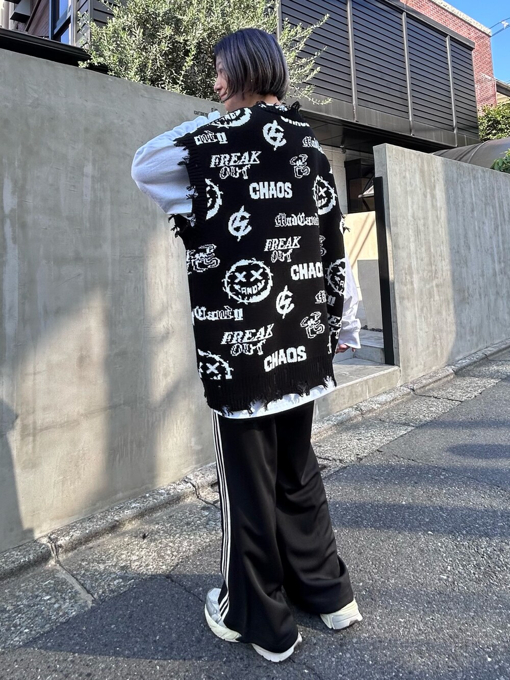 ブラック系のベスト、ホワイト系のTシャツ/カットソー、ブラック系のその他パンツを着用したレディースの秋コーディネートの3枚目の写真