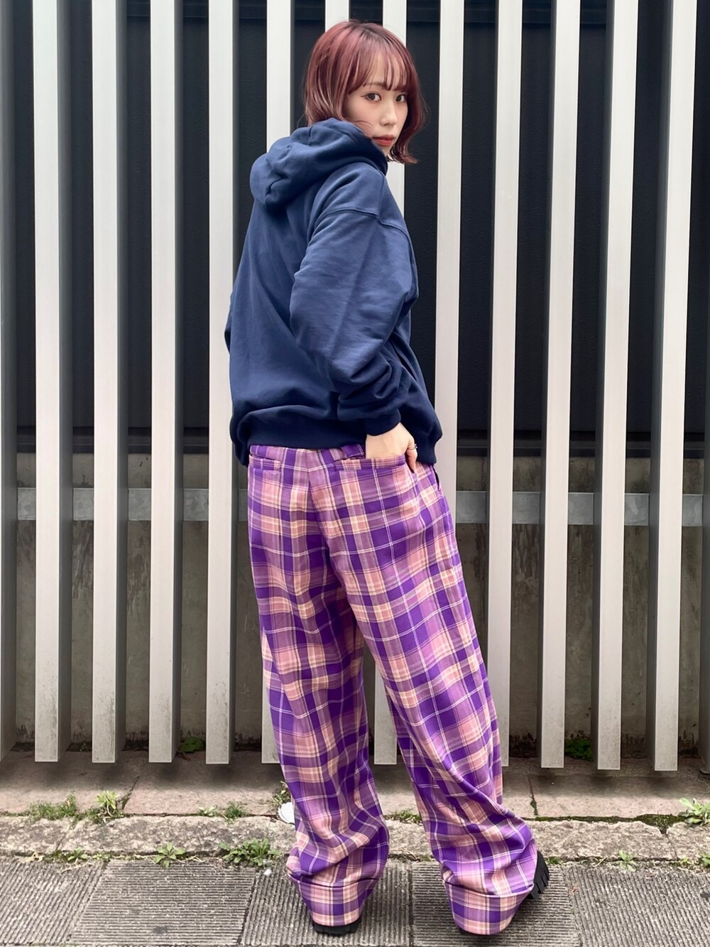 ブラック系のローファー、パープル系のその他パンツ、ブルー系のスウェットを着用したレディースの冬コーディネートの3枚目の写真