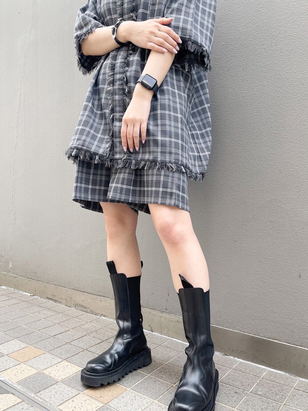 グレー系のその他パンツ、グレー系のシャツ/ブラウスを着用したレディースの春コーディネートの4枚目の写真