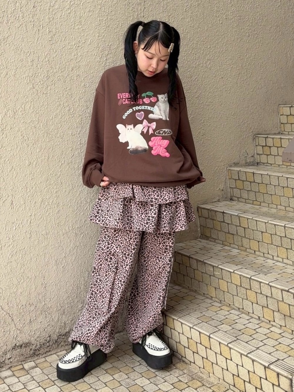 ピンク系のその他パンツ、ブラウン系のスウェットを着用したレディースの秋コーディネートの3枚目の写真