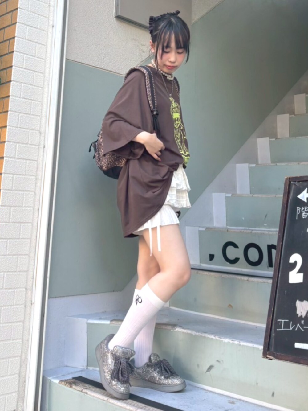 ホワイト系のその他パンツ、グリーン系のTシャツ/カットソー、その他のバックパック/リュックを着用したレディースの夏コーディネートの2枚目の写真