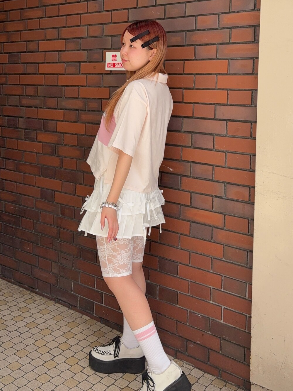 ピンク系のポロシャツ、ホワイト系のその他パンツを着用したレディースの夏コーディネートの4枚目の写真