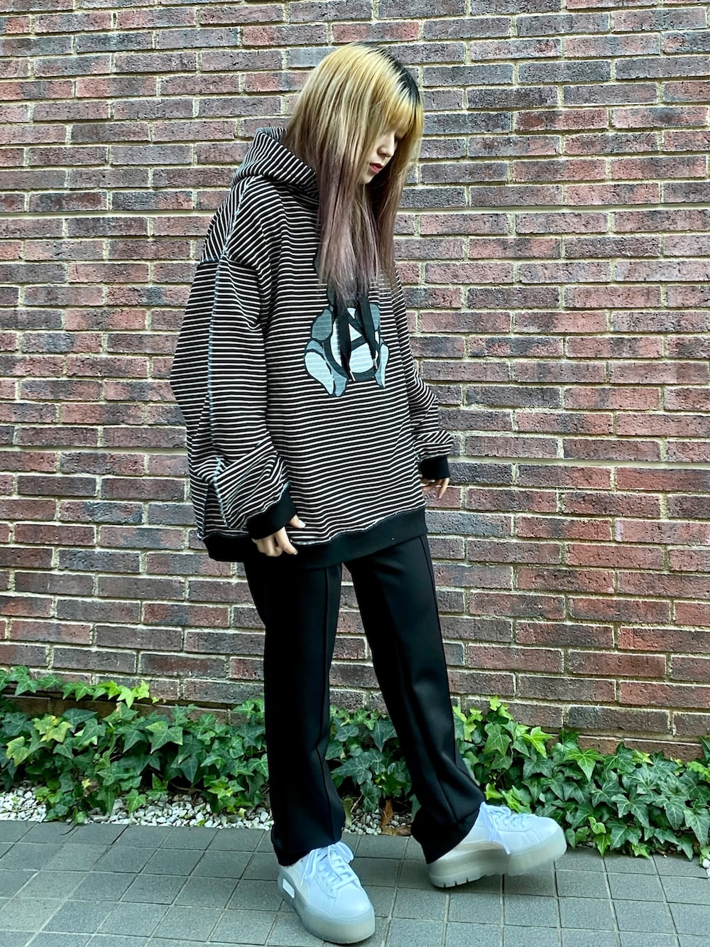 ブラック系のパーカー、ブラック系のその他パンツを着用したレディースの冬コーディネートの3枚目の写真