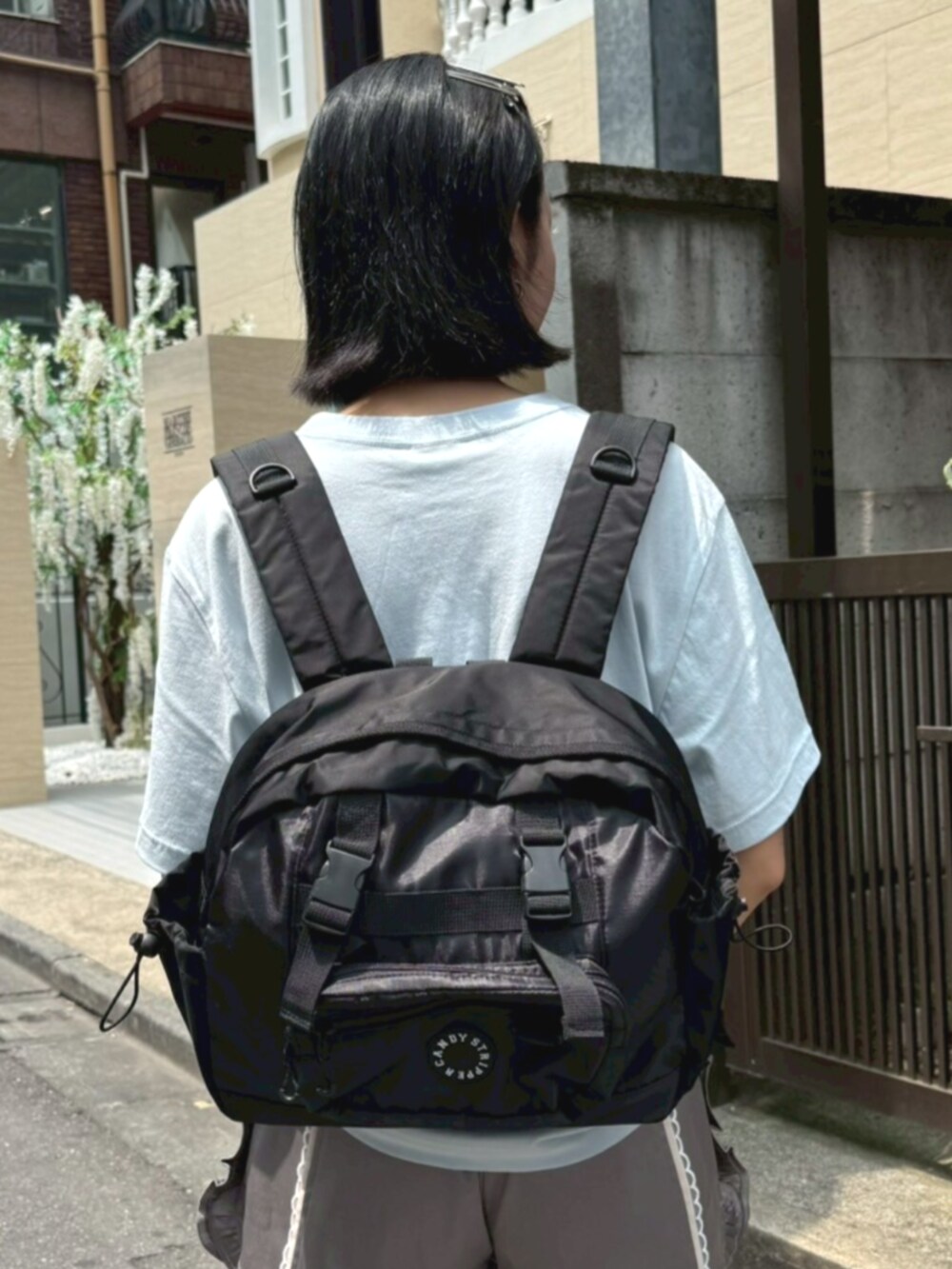 ブラック系のバックパック/リュック、ブルー系のTシャツ/カットソー、グレー系のその他パンツを着用したレディースの夏コーディネートの4枚目の写真