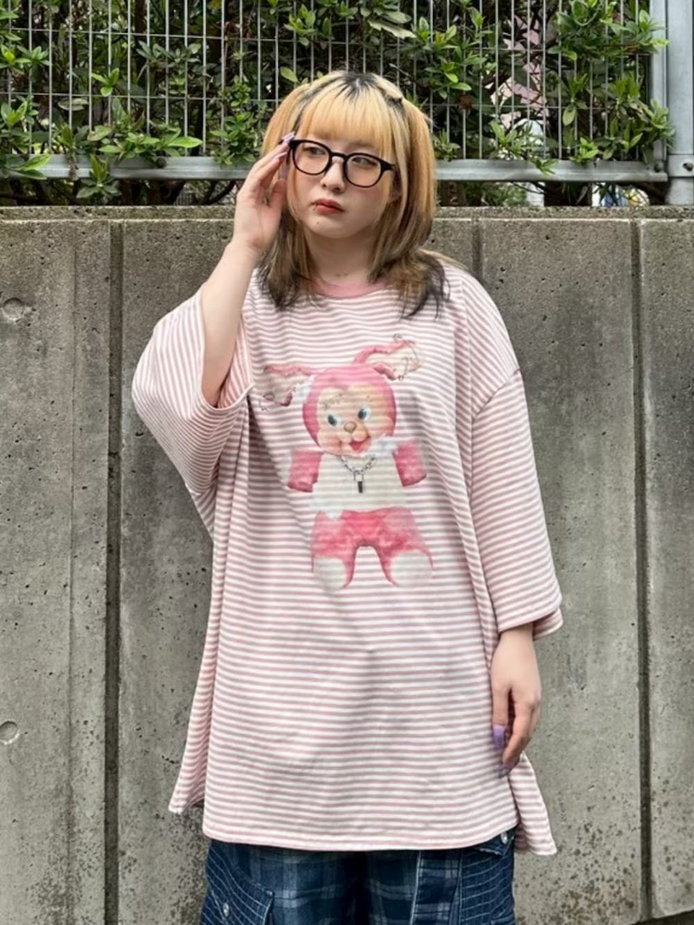 ピンク系のTシャツ/カットソー、ブルー系のデニムパンツを着用したレディースの春コーディネートの4枚目の写真