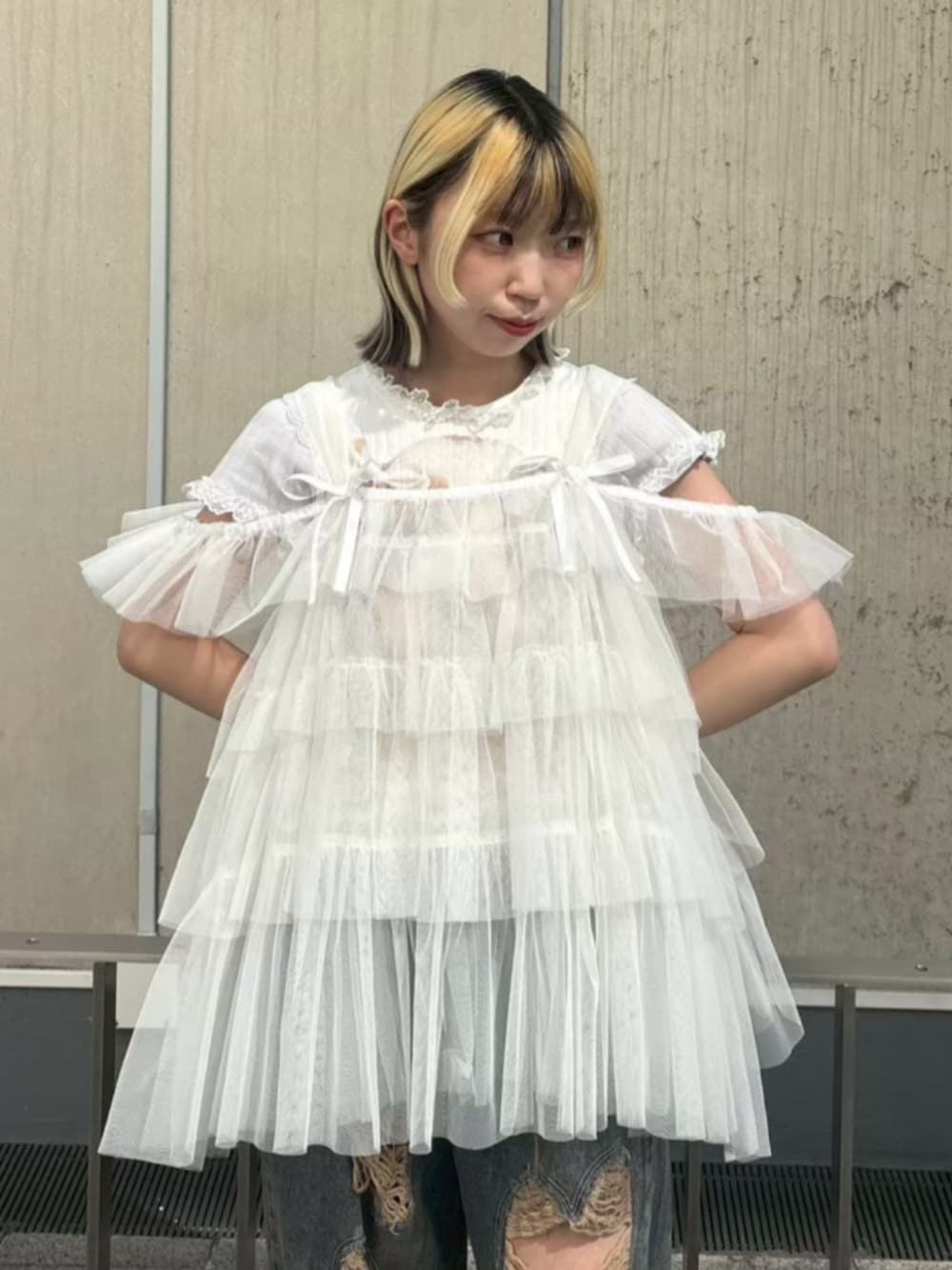 ブルー系のデニムパンツ、ホワイト系のTシャツ/カットソー、ホワイト系のその他トップスを着用したレディースの夏コーディネートの4枚目の写真