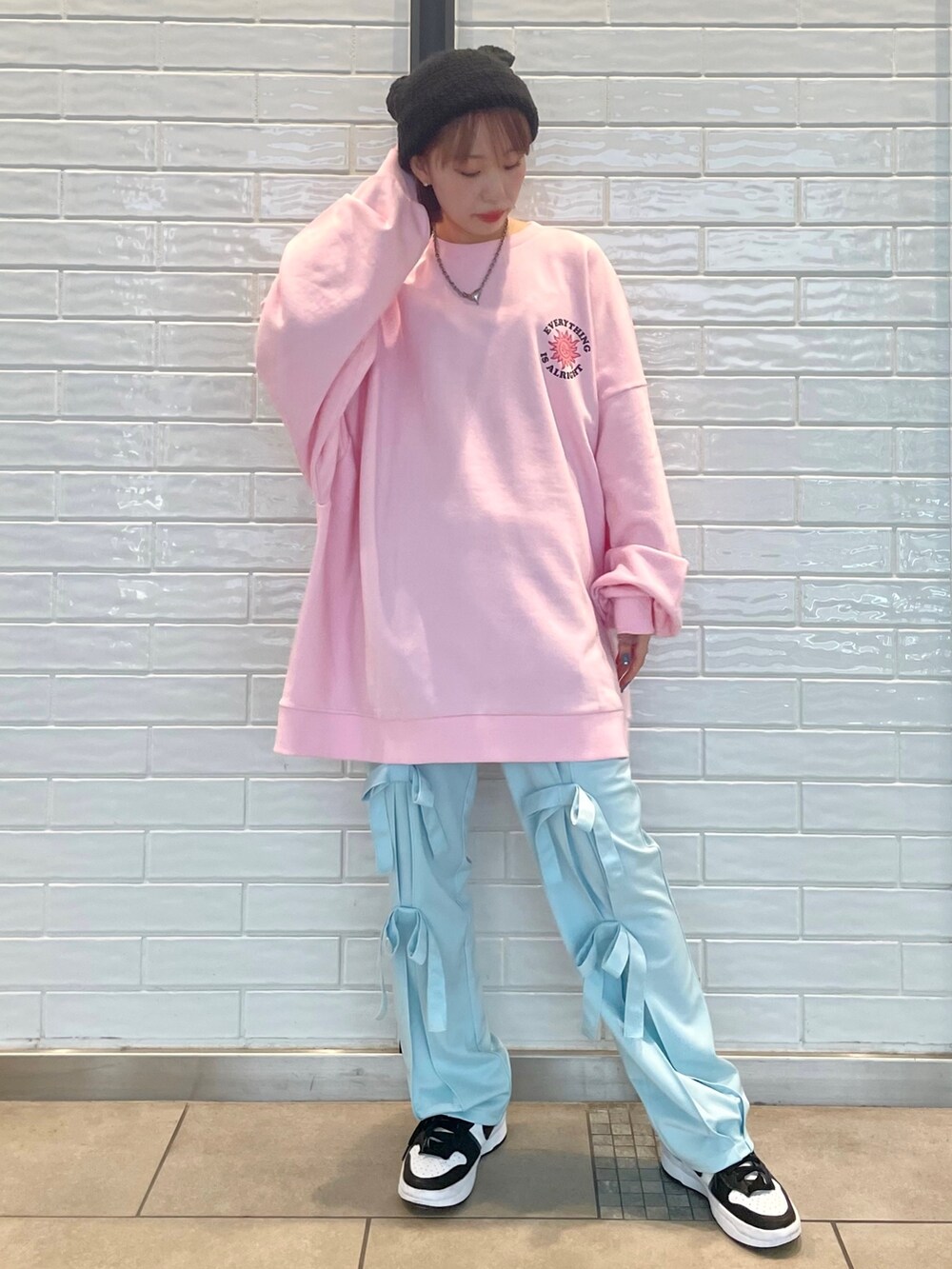 ピンク系のスウェット、ブルー系のその他パンツを着用したレディースの冬コーディネートの2枚目の写真