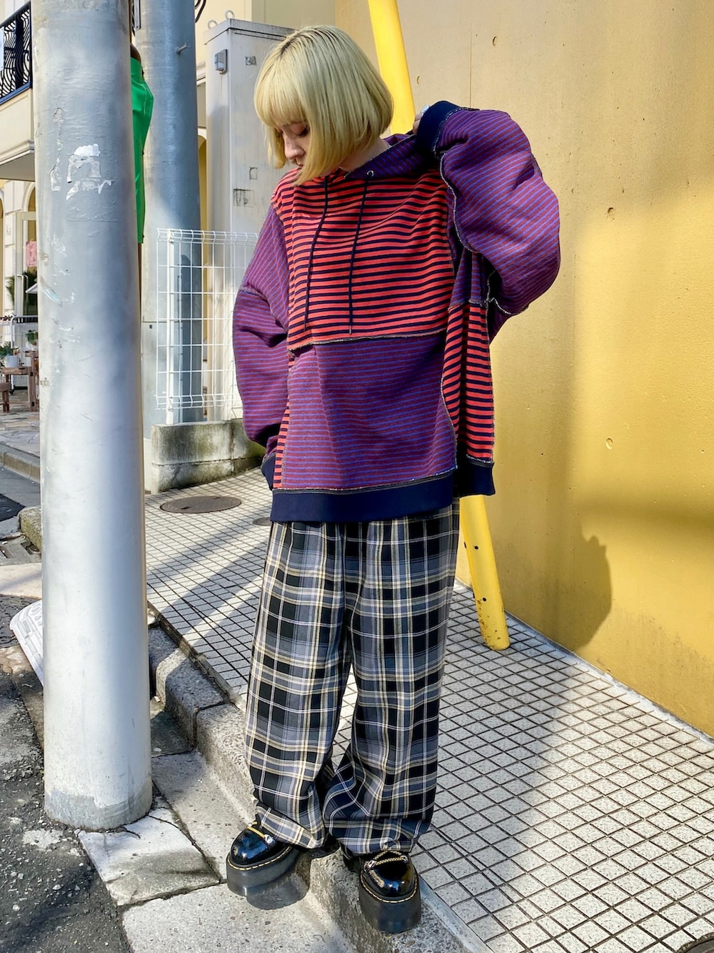 ブラック系のシューズ、ブラック系のその他パンツ、オレンジ系のパーカーを着用したレディースの冬コーディネートの2枚目の写真