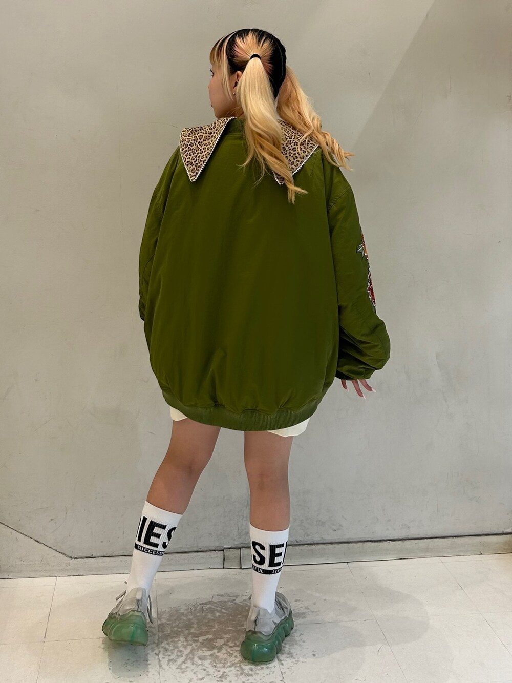 ホワイト系のスウェット、グリーン系のMA-1を着用したレディースの秋コーディネートの5枚目の写真