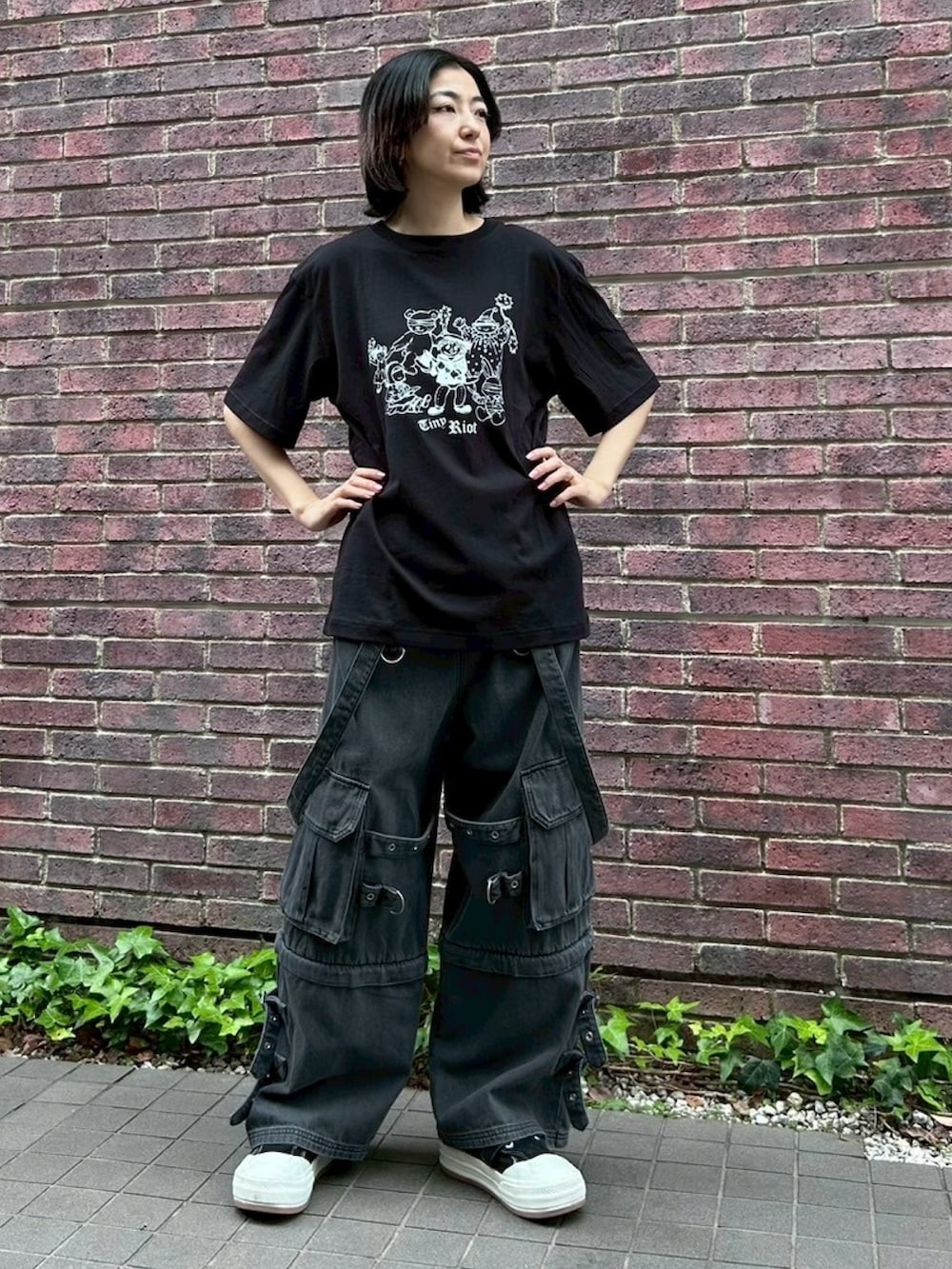 ブラック系のデニムパンツ、ブラック系のTシャツ/カットソーを着用したレディースの春コーディネートの4枚目の写真