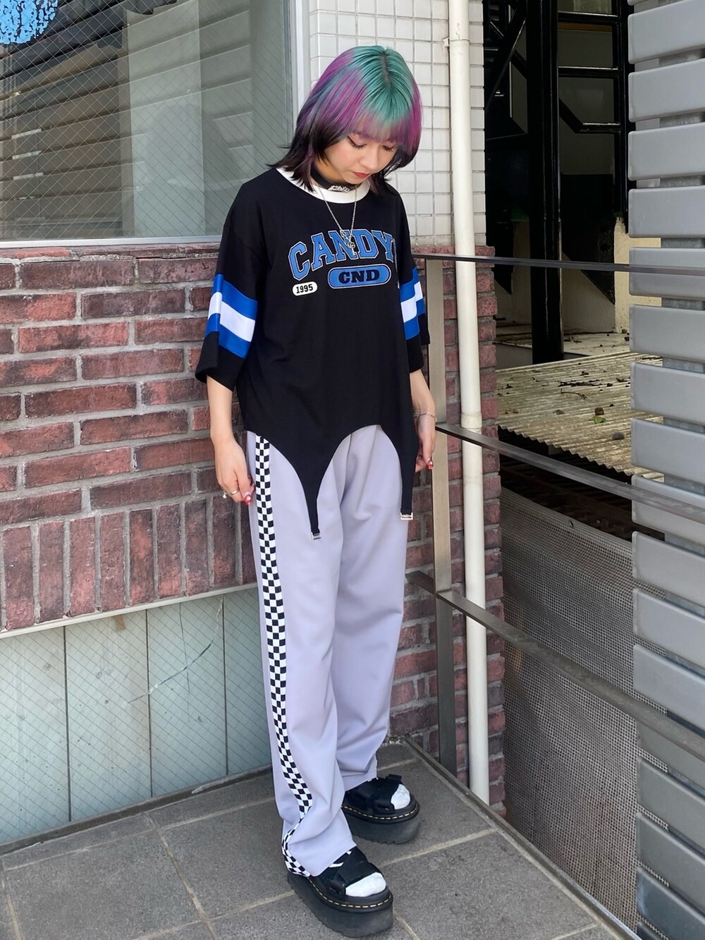 ブラック系のTシャツ/カットソー、グレー系のその他パンツ、ブラック系のチョーカーを着用したレディースの夏コーディネートの2枚目の写真