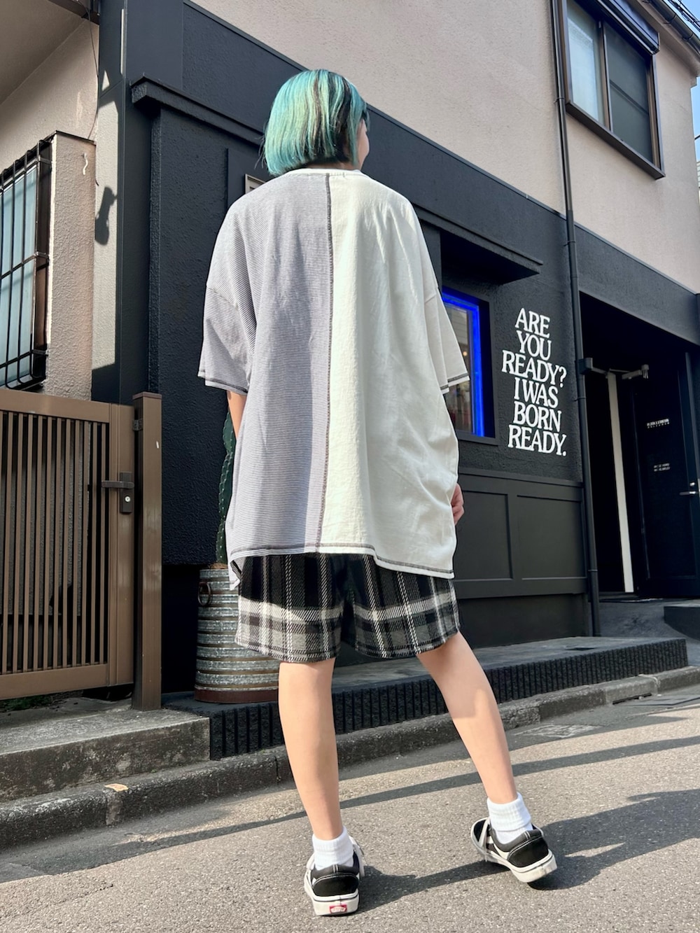 ブラック系のシューズ、ブラック系のその他パンツ、ホワイト系のTシャツ/カットソーを着用したレディースの春コーディネートの5枚目の写真