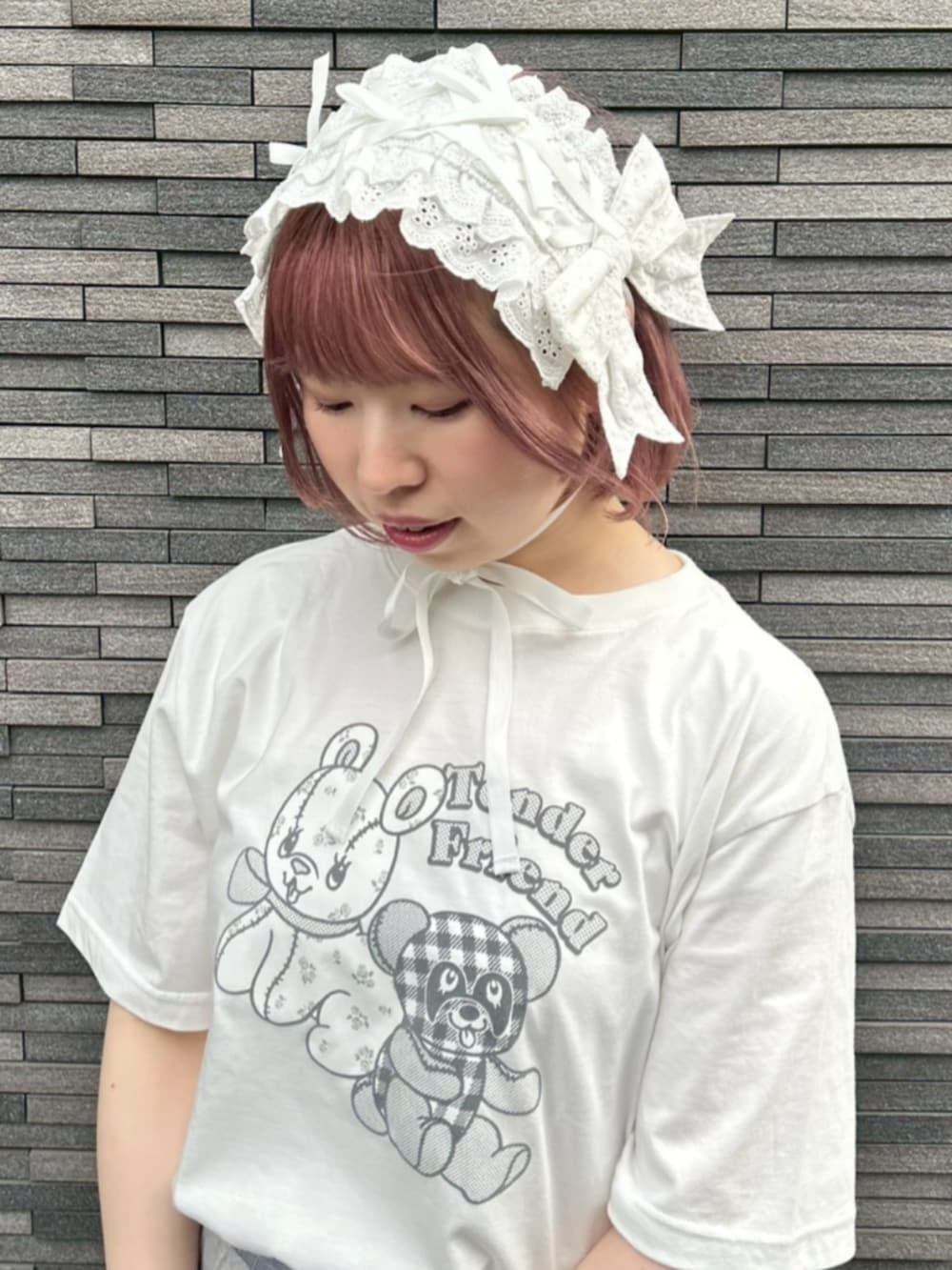ホワイト系のTシャツ/カットソー、グレー系のその他パンツ、ホワイト系のニットキャップ/ビーニーを着用したレディースの夏コーディネートの4枚目の写真