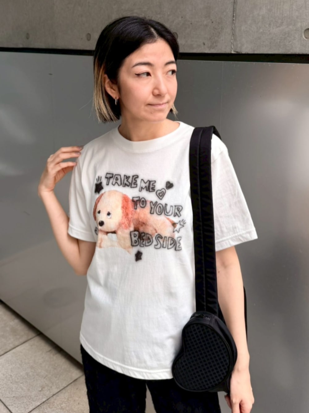 ブラック系のその他パンツ、ブラック系のショルダーバッグ、ホワイト系のTシャツ/カットソーを着用したレディースの夏コーディネートの3枚目の写真