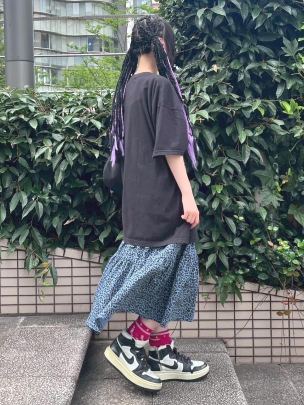 ブラック系のショルダーバッグ、ブルー系のワンピース、ブラック系のTシャツ/カットソーを着用したレディースの夏コーディネートの2枚目の写真