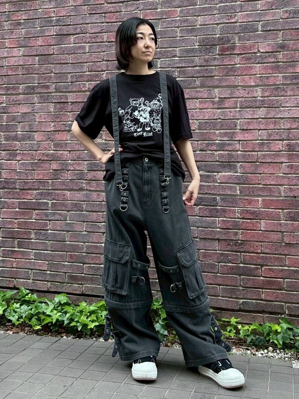 ブラック系のデニムパンツ、ブラック系のTシャツ/カットソーを着用したレディースの春コーディネートの3枚目の写真