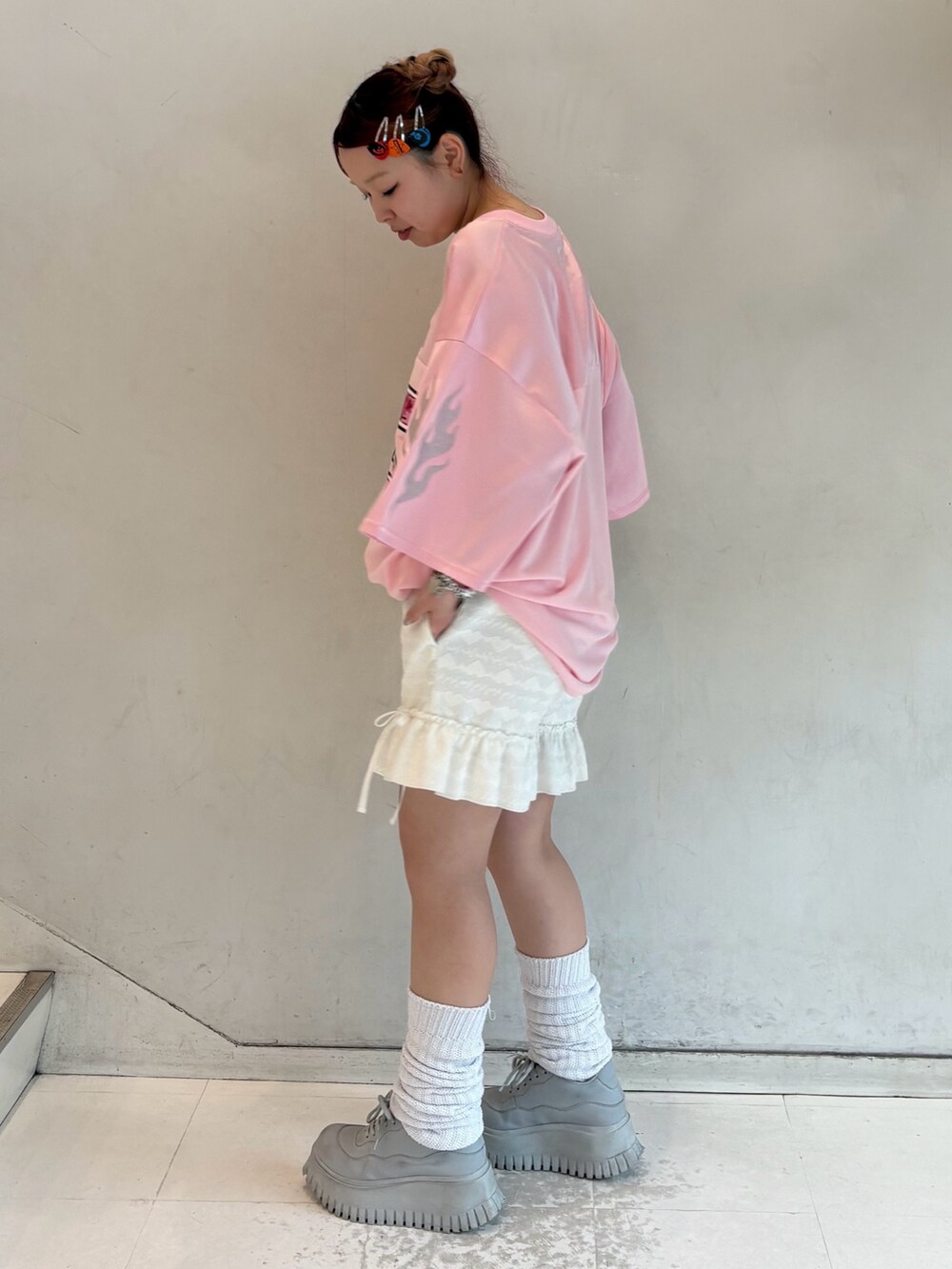 ピンク系のTシャツ/カットソー、ブラック系のその他パンツを着用したレディースの夏コーディネートの5枚目の写真