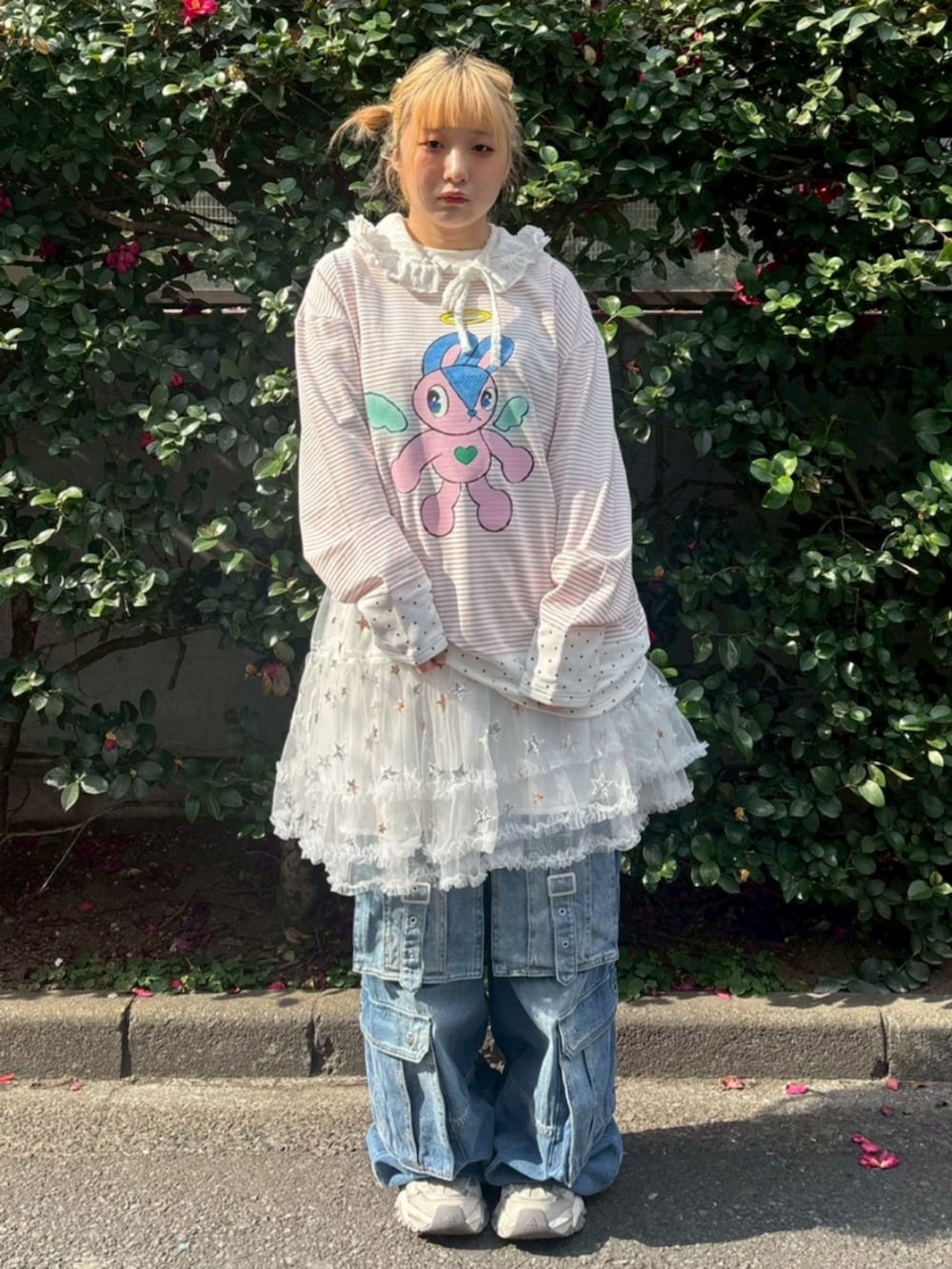 ブルー系のデニムパンツ、ホワイト系のスカート、ピンク系のTシャツ/カットソーを着用したレディースの冬コーディネートの2枚目の写真
