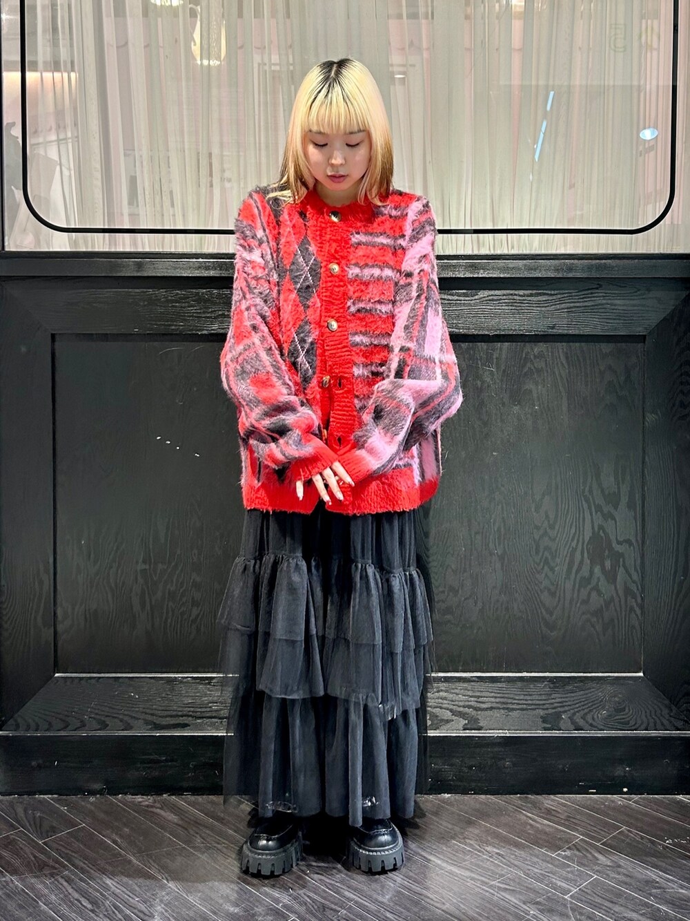 レッド系のカーディガン/ボレロ、ブラック系のワンピース、ブラック系のその他パンツを着用したレディースの冬コーディネートの3枚目の写真