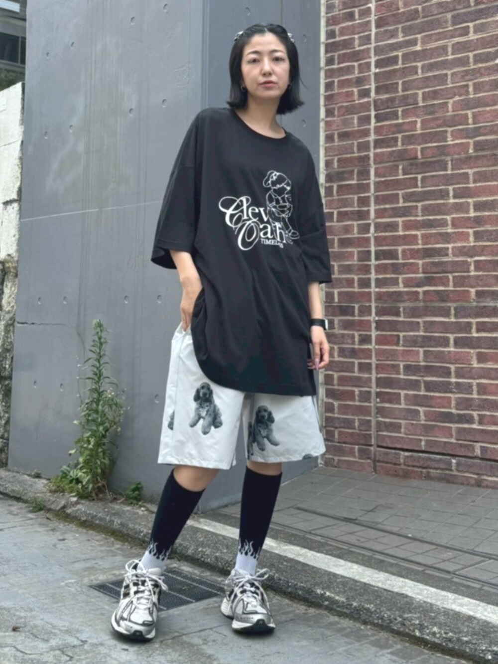 ブラック系のTシャツ/カットソー、グレー系のその他パンツを着用したレディースの夏コーディネートの2枚目の写真