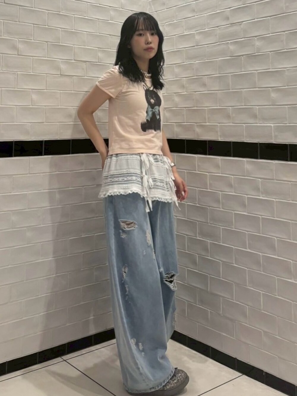 ブルー系のデニムパンツ、ホワイト系のスカート、ピンク系のTシャツ/カットソーを着用したレディースの夏コーディネートの3枚目の写真