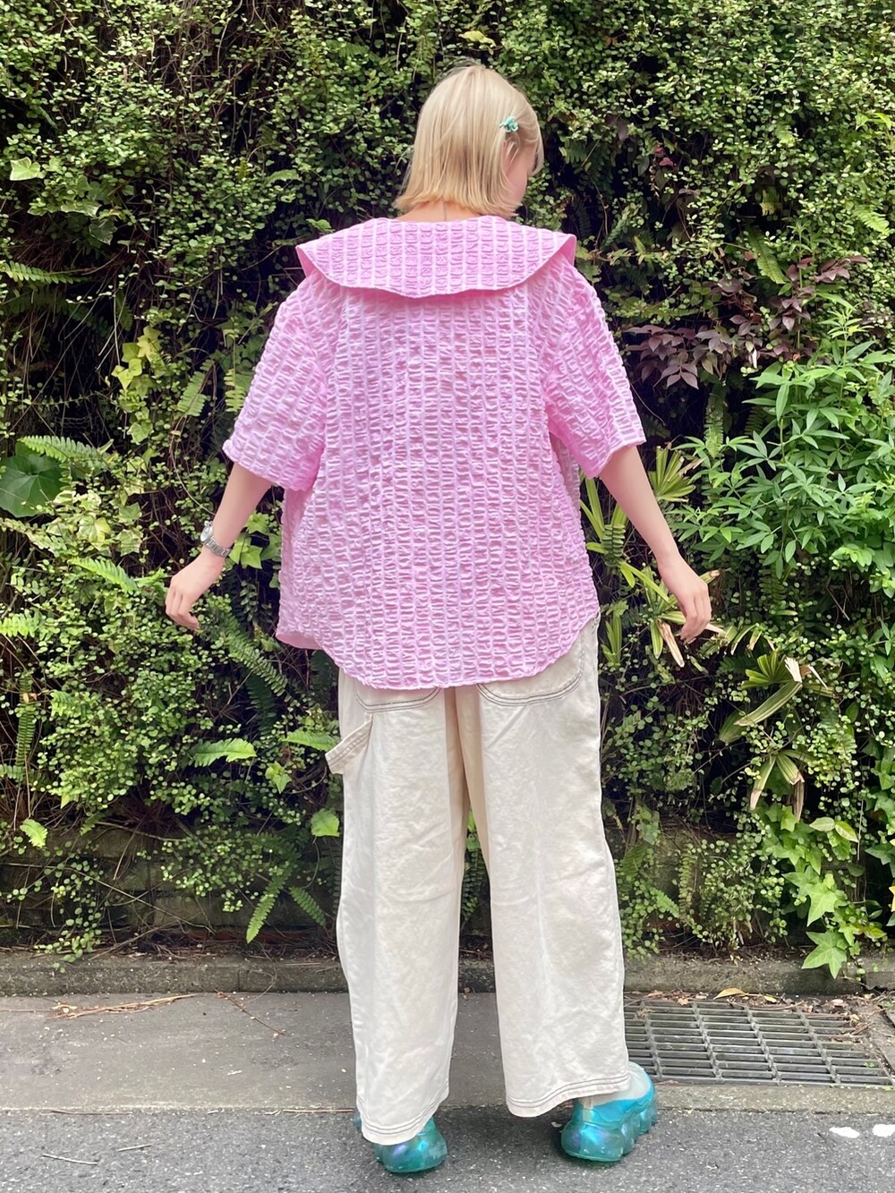 ホワイト系のサロペット/オーバーオール、ピンク系のシャツ/ブラウス、ピンク系のキャミソールを着用したレディースの春コーディネートの4枚目の写真