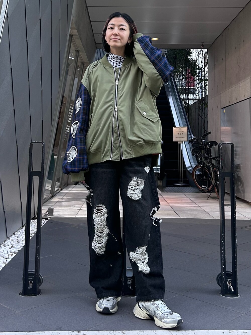 シルバー系のシューズ、ブラック系のサロペット/オーバーオール、ホワイト系のその他トップスを着用したレディースの冬コーディネートの4枚目の写真